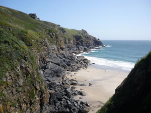 The coastal path at Lizard to walk during your cottage holiday in Cornwall